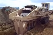 Soi kỹ cỗ máy đào đất khủng nhất thế giới