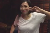 Ca sĩ Phương Thanh gây sốt với điệu nhảy "xay gạo"