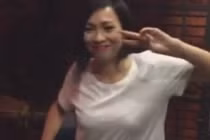 Ca sĩ Phương Thanh gây sốt với điệu nhảy "xay gạo"