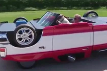 Ô tô chạy kiểu ngược đời, chổng 4 bánh lên trời