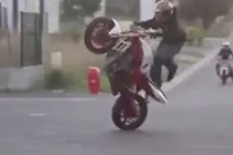 Mãn nhãn xem nam thanh niên làm xiếc trên mô tô