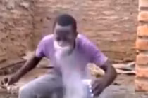 Nam thanh niên bị bạn chơi xỏ khi đánh răng 