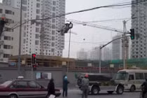 Lạnh người cảnh thợ điện hóa Tôn Ngộ Không trên phố