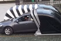 Gara ô tô hình kén sâu lạ mắt nhưng tiện dụng