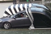 Gara ô tô hình kén sâu lạ mắt nhưng tiện dụng
