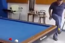 Người đàn ông có biệt tài tâng bóng bi-a bằng chân