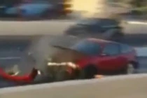 Siêu xe nổ tung đầu sau khi lăn bánh