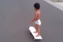 Bé trai đóng bỉm trượt ván như siêu sao