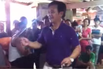 Xôn xao danh hài Quang Tèo quẩy tưng bừng giữa chợ