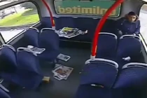 Trai trẻ hồn nhiên đốt lửa cháy bừng bừng trên xe buýt