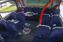 Trai trẻ hồn nhiên đốt lửa cháy bừng bừng trên xe buýt