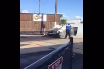 Ô tô bốc cháy dữ dội một cách khó hiểu