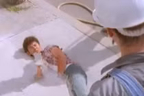 Phì cười với người đàn ông bị dính chặt dưới đường