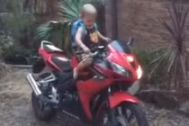 Bé trai tự lấy chìa khóa nổ mô tô phân khối lớn