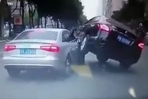 Lấn đường, Audi bị Nissan cưỡi cổ