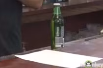 Kinh ngạc cách mở nắp chai bia bằng tờ giấy A4