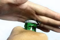 Độc chiêu mở nắp chai bia bằng tay không quá đỉnh