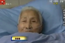 Kỳ lạ cụ bà chỉ nói tiếng Anh sau đột quỵ