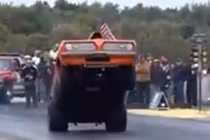 Kinh ngạc ô tô đi bằng hai bánh sau