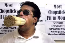 Xem người đàn ông nhét 208 chiếc đũa vào miệng