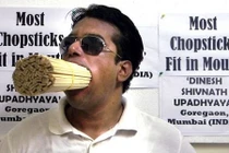 Xem người đàn ông nhét 208 chiếc đũa vào miệng