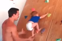 Ông bố chơi ngông cho con trai bé nhỏ leo tường 