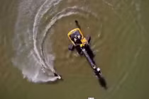 Trải nghiệm dịch vụ lướt ván bằng máy xúc kỳ dị