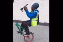 Hài hước màn đi xe đạp bằng một bánh xe 