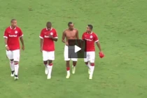 Lý do nực cười khiến cầu thủ nhận thẻ đỏ rời sân