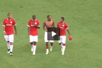 Lý do nực cười khiến cầu thủ nhận thẻ đỏ rời sân