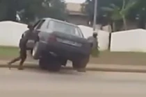 Cách di chuyển ô tô độc đáo nhất từ trước tới nay