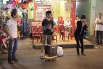 Clip Thánh bàn chải, Lệ Rơi hát gây tắc đường Sài Gòn 