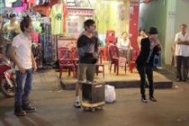 Clip Thánh bàn chải, Lệ Rơi hát gây tắc đường Sài Gòn 