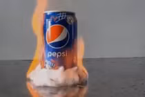 Điều kỳ lạ gì xảy ra khi đốt lon nước ngọt có gas?