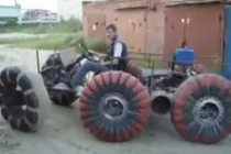 "Quái vật" ôtô với 6 bánh hình quả bí ngô gây choáng