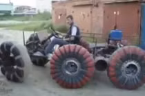 "Quái vật" ôtô với 6 bánh hình quả bí ngô gây choáng