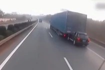 Video: Container và xe con "hôn" nhau suốt chặng đường dài