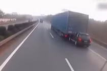 Video: Container và xe con "hôn" nhau suốt chặng đường dài