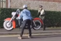 Khó tin nam thanh niên tay không bê xe phân khối lớn