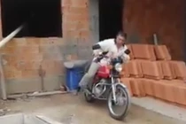 Cách vận chuyển gạch bá đạo nhất từ trước tới nay