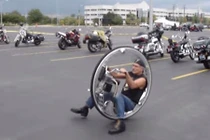 Toát mồ hôi với siêu xe một bánh dị nhất thế giới