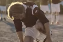 Pha ăn mừng bàn thắng "nhọ" nhất thế giới