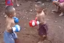 Phì cười với màn tỉ thí nắm đấm của hai cậu bé