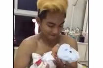 Clip ông bố trẻ Phan Hiển thể hiện tài ru con ngủ 