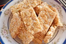 Công thức làm kẹo lạc giòn tan, thơm lừng đãi khách