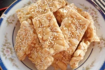 Công thức làm kẹo lạc giòn tan, thơm lừng đãi khách