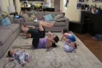 Cười vỡ bụng xem đại gia đình cùng tập Yoga