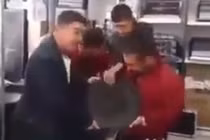 Cười vỡ bụng màn thử loa bá đạo nhất quả đất