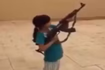 Dựng tóc gáy cảnh bé gái bắn súng AK-47 loạn xạ