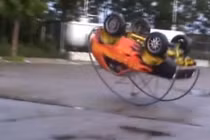 Kỳ lạ ô tô chạy lộn nhào như quả bóng